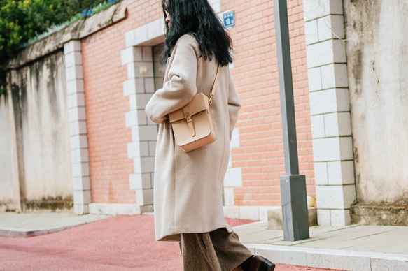 【名入れ・選べるステッチ】本革手作りのレザーショルダーバッグ 　　　 無料 の色 例えば 　刻印場所