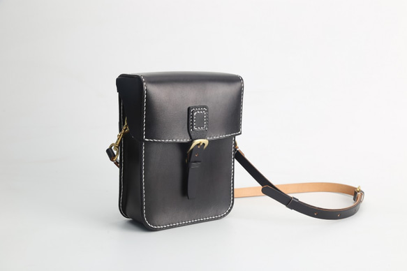 【名入れ・選べるステッチ】本革手作りのレザーショルダーバッグ 　　　 無料 の色 例えば 　刻印場所