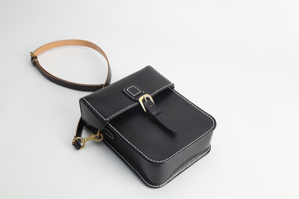 【名入れ・選べるステッチ】本革手作りのレザーショルダーバッグ 　　　 無料 の色 例えば 　刻印場所