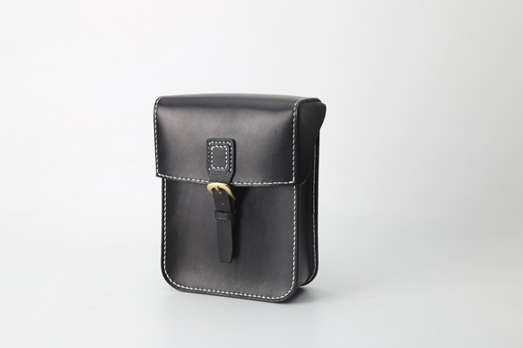 【名入れ・選べるステッチ】本革手作りのレザーショルダーバッグ 　　　 無料 の色 例えば 　刻印場所