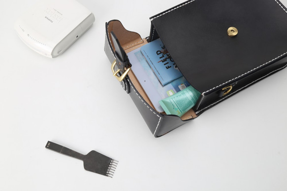 【名入れ・選べるステッチ】本革手作りのレザーショルダーバッグ                                     ★【切線派】バッグの手作り製法映画★立体的な構造をしたクラ LW1263988690(9750円)