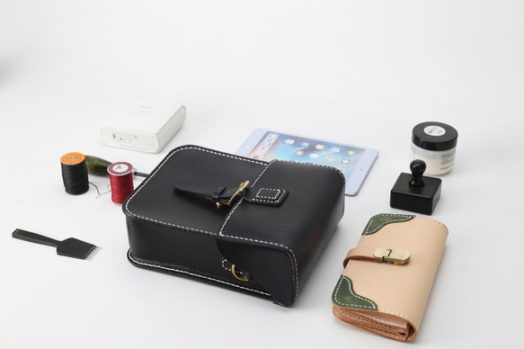 【名入れ・選べるステッチ】本革手作りのレザーショルダーバッグ 　　　 無料 の色 例えば 　刻印場所