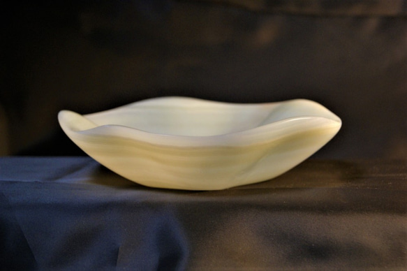 波に洗われた皿 　果物皿　菓子鉢　小物入れ　美しいオニックスの皿　自然石の美しさ 1枚目の画像