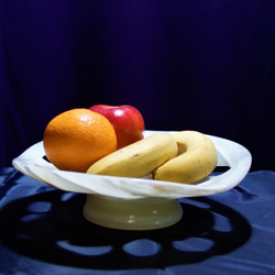 果物皿　フルーツ皿　天然石オニックスから彫りだされた果物専用皿、　窓の開いた美しい皿　テーブルの上に置いて使えます。 2枚目の画像