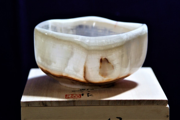 石の器『風立ちぬ』抹茶茶碗　花器　天然石オニックス　彫刻家による手彫りの器 3枚目の画像