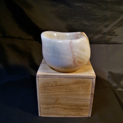 石の器　茶器　『陽だまり』花器　天然石オニックスで作られた希少な器、石の自然の模様と形が呼応して美しいアート作品 7枚目の画像