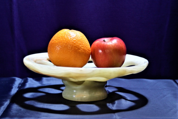 果物皿　天然石オニックスから彫りだされた果物専用皿、　窓の開いた美しい皿　テーブルの上に置いて使えます。 4枚目の画像