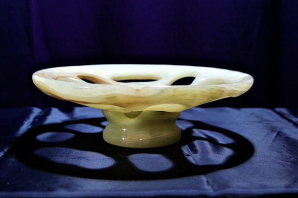 果物皿　天然石オニックスから彫りだされた果物専用皿、　窓の開いた美しい皿　テーブルの上に置いて使えます。 5枚目の画像