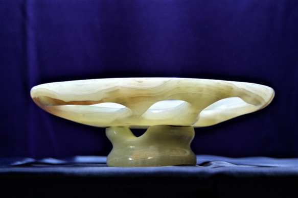 果物皿　天然石オニックスから彫りだされた果物専用皿、　窓の開いた美しい皿　テーブルの上に置いて使えます。 6枚目の画像