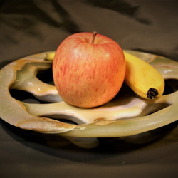 果物皿　天然石オニックスから彫りだされた果物専用皿、　窓の開いた美しい皿　テーブルの上に置いて使えます。 3枚目の画像