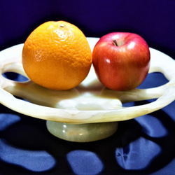 果物皿　天然石オニックスから彫りだされた果物専用皿、　窓の開いた美しい皿　テーブルの上に置いて使えます。 10枚目の画像