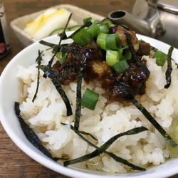 桑名市の鰻屋与八の備長炭で焼いた香ばしい炭焼き鰻をお茶漬けに合う濃厚な旨味とコクのある絶品鰻しぐれ煮に仕上げました。 2枚目の画像