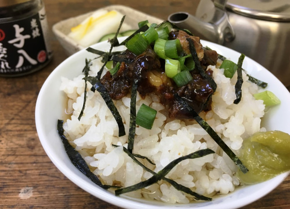 桑名市の鰻屋与八の備長炭で焼いた香ばしい炭焼き鰻をお茶漬けに合う濃厚な旨味とコクのある絶品鰻しぐれ煮に仕上げました。 2枚目の画像