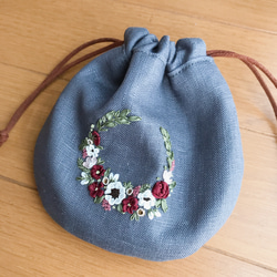 リボン刺繍〜リースの巾着【オリジナル手刺繍】 1枚目の画像