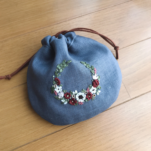 リボン刺繍〜リースの巾着【オリジナル手刺繍】 2枚目の画像