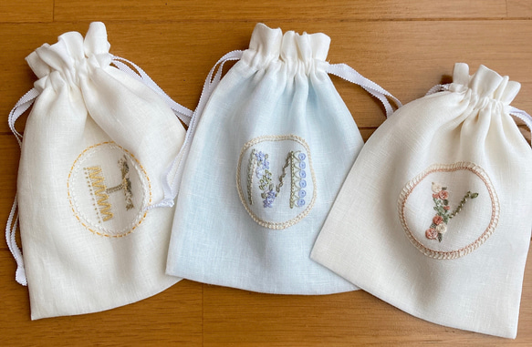 イニシャル刺繍巾着 H <オリジナル手刺繍> 1枚目の画像