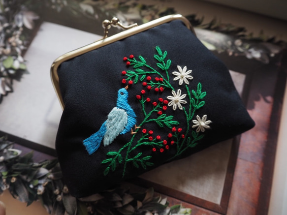 青い鳥と赤い実の刺繍コインケース 1枚目の画像