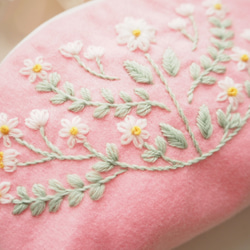 花と果実のウール刺繍 メイクポーチ　〜シャーベットピンクの花模様〜 2枚目の画像