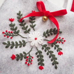 【クリスマスギフトラッピング付】クリスマスリースの刺繍バッグ＆ポーチ 2枚目の画像