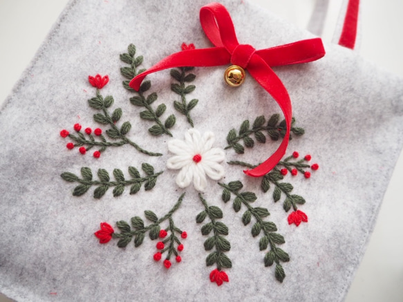 【クリスマスギフトラッピング付】クリスマスリースの刺繍バッグ＆ポーチ 2枚目の画像