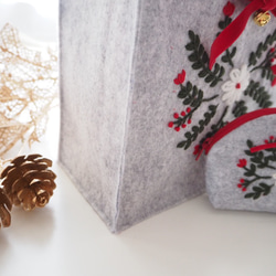 【クリスマスギフトラッピング付】クリスマスリースの刺繍バッグ＆ポーチ 3枚目の画像