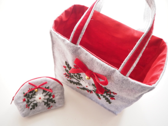 【クリスマスギフトラッピング付】クリスマスリースの刺繍バッグ＆ポーチ 4枚目の画像