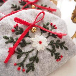 【クリスマスギフトラッピング付】クリスマスリースの刺繍バッグ＆ポーチ 5枚目の画像