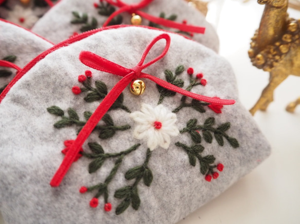 【クリスマスギフトラッピング付】クリスマスリースの刺繍バッグ＆ポーチ 5枚目の画像