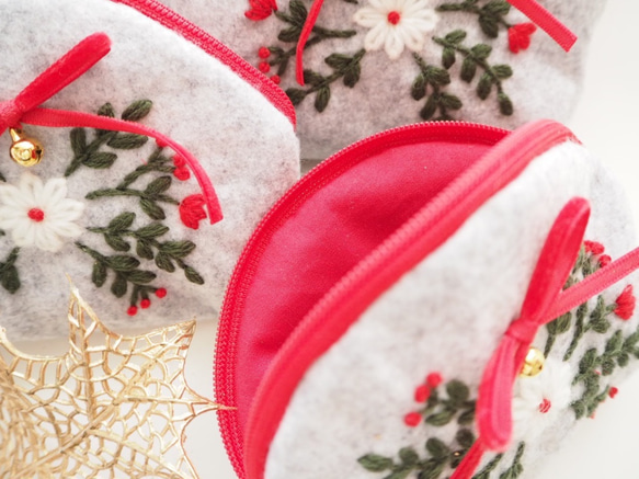 【クリスマスギフトラッピング付】クリスマスリースの刺繍バッグ＆ポーチ 6枚目の画像
