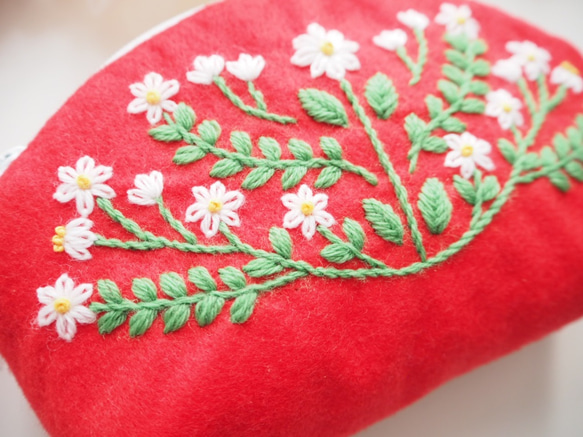 花と果実のウール刺繍 メイクポーチ 〜ポピーレッドの花模様〜 2枚目の画像
