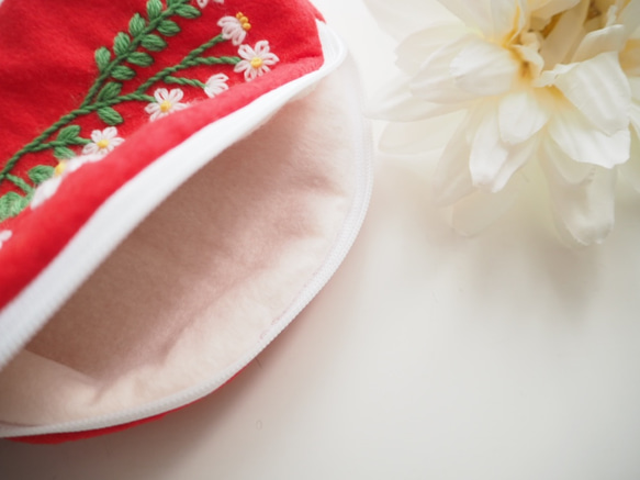 花と果実のウール刺繍 メイクポーチ 〜ポピーレッドの花模様〜 4枚目の画像