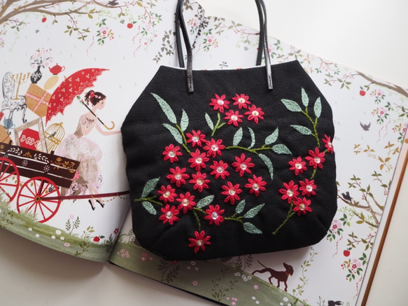 刺繍のミニバッグ〜小さな赤いお花〜 1枚目の画像
