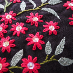 刺繍のミニバッグ〜小さな赤いお花〜 3枚目の画像