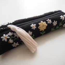 花と果実のウール刺繍 ペンケース〜ホワイト＆クリームイエローの花模様〜 1枚目の画像