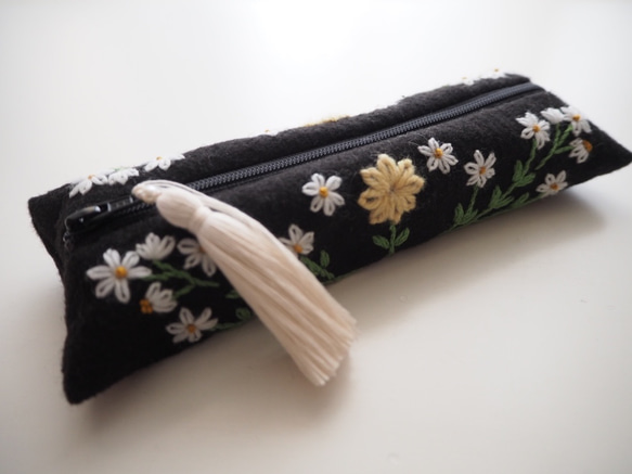 花と果実のウール刺繍 ペンケース〜ホワイト＆クリームイエローの花模様〜 1枚目の画像