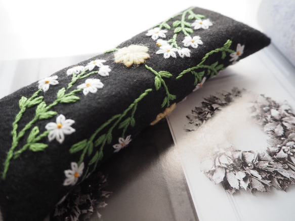 花と果実のウール刺繍 ペンケース〜ホワイト＆クリームイエローの花模様〜 2枚目の画像
