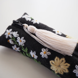 花と果実のウール刺繍 ペンケース〜ホワイト＆クリームイエローの花模様〜 3枚目の画像