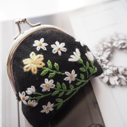 花と果実のウール刺繍 コインケース〜ホワイト＆クリームイエローの花模様〜 1枚目の画像