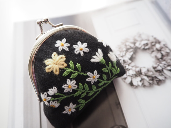 花と果実のウール刺繍 コインケース〜ホワイト＆クリームイエローの花模様〜 1枚目の画像