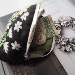 花と果実のウール刺繍 コインケース〜ホワイト＆クリームイエローの花模様〜 3枚目の画像