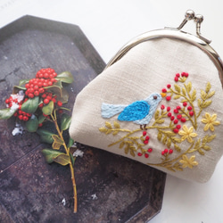 刺繍のコインケース〜青い鳥と赤い実〜 1枚目の画像