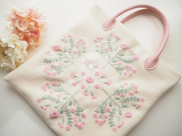 花と果実のウール刺繍 ウインターホワイトのウールバッグ〜ペールピンクの花模様〜 1枚目の画像