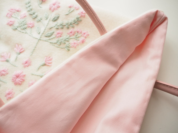 花と果実のウール刺繍 ウインターホワイトのウールバッグ〜ペールピンクの花模様〜 4枚目の画像