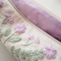 花と果実のウール刺繍 スクエアポーチ〜スミレ色の花模様〜 3枚目の画像