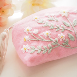 花と果実のウール刺繍 ワイドポーチ〜ピンクの花模様〜 2枚目の画像