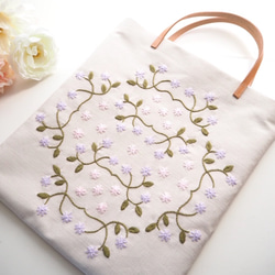 薄紫小花の刺繍フラットバッグ 1枚目の画像