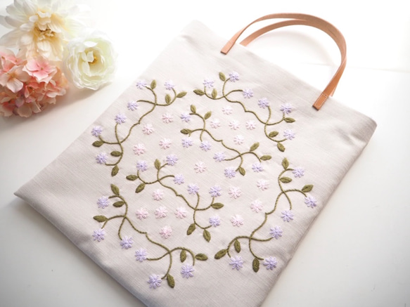 薄紫小花の刺繍フラットバッグ 1枚目の画像