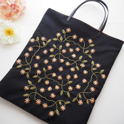 オレンジ小花の刺繍フラットバッグ 1枚目の画像