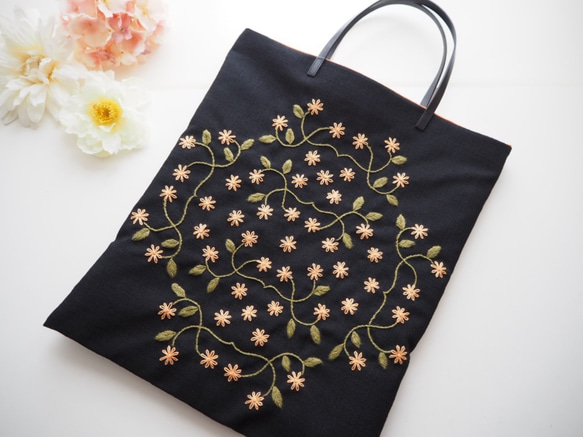 オレンジ小花の刺繍フラットバッグ 1枚目の画像