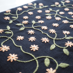 オレンジ小花の刺繍フラットバッグ 2枚目の画像